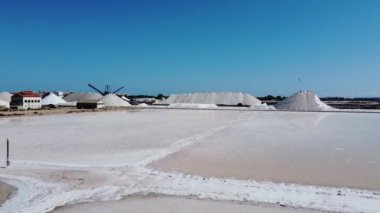 Tuz fabrikası ve tuz tepelerinin Torrevieja, İspanya 'daki Las Salinas pembe tuz gölü yakınlarındaki hava manzarası 