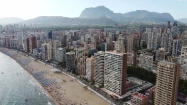Yaz tatili ve seyahat konsepti - Benidorm, İspanya 'daki güzel sahil gezisi, dağlar ve tırpanların hava manzarası