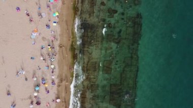 Yaz tatili, tatil ve seyahat konsepti. Benidorm, İspanya 'da turistlerin ve renkli şemsiyelerin bulunduğu güzel bir plaj manzarası.