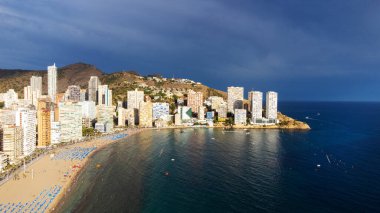 Benidorm, İspanya 'daki sahil gezisi ve tırpanlarının güzel hava manzarası