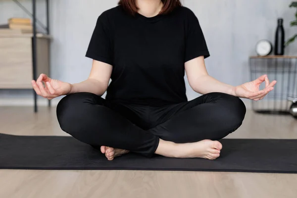 Concepto Yoga Meditación Mujer Haciendo Yoga Sentada Esterilla Casa — Foto de Stock