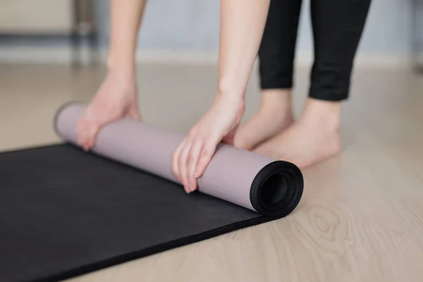 Concepto Yoga Deporte Primer Plano Las Manos Femeninas Preparando Una —  Fotos de Stock
