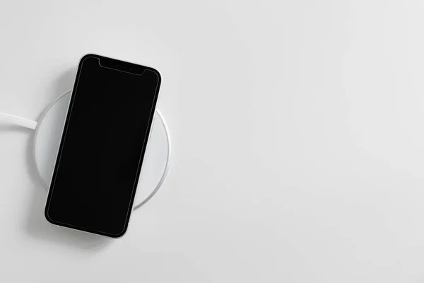 Téléphone Intelligent Noir Couché Sur Chargeur Sans Fil Blanc Avec — Photo