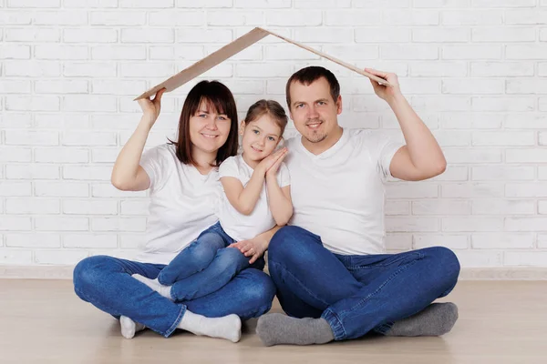 Glückliche Familie Sitzt Unter Pappdach Auf Dem Fußboden — Stockfoto