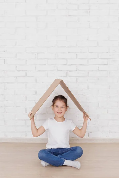 Счастливая Маленькая Девочка Сидящая Картонкой Крышей Полу Копировальным Пространством — стоковое фото