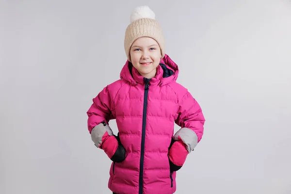 Portret Van Gelukkig Meisje Winter Slijtage Grijze Achtergrond — Stockfoto