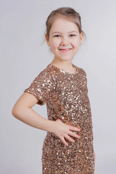 Sorrindo Menina Bonita Vestido Dourado Estúdio — Fotografia de Stock
