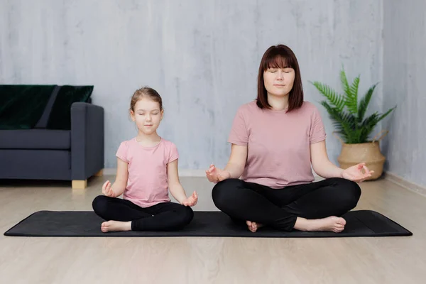 Concepto Yoga Familia Deporte Madre Joven Con Hija Pequeña Practicando — Foto de Stock