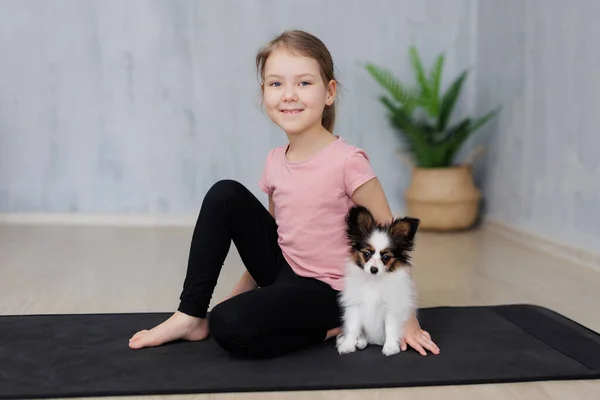 Concept Sport Amour Petite Fille Mignonne Faisant Des Exercices Yoga — Photo