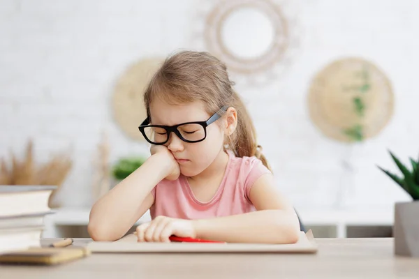 Çocukluk Eğitim Kavramı Evde Ödev Yapan Yorgun Stresli Küçük Kız — Stok fotoğraf