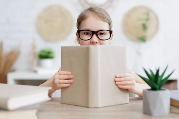 Gyermekkori Oktatási Koncepció Aranyos Kis Óvodás Lány Olvasás Könyv Otthon — Stock Fotó