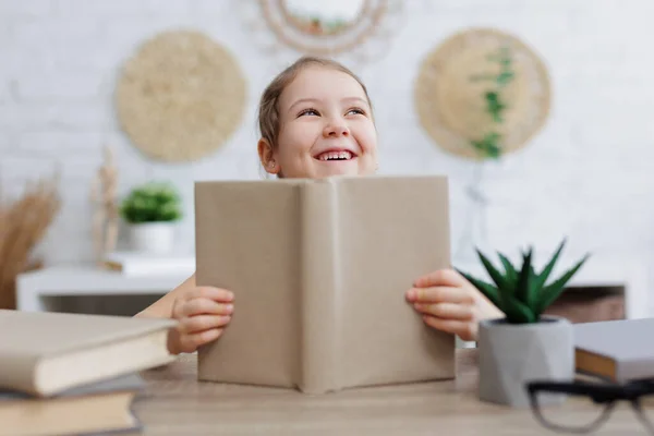 Çocukluk Eğitim Fikir Konsepti Mutlu Küçük Bir Anaokulu Kızı Kitap — Stok fotoğraf