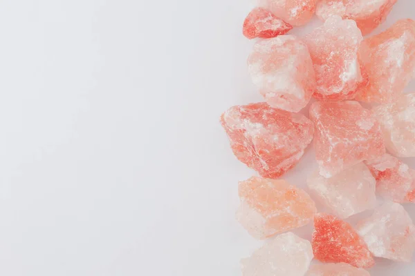 Pedras Cristal Quartzo Rosa Crua Fundo Branco Com Espaço Cópia — Fotografia de Stock