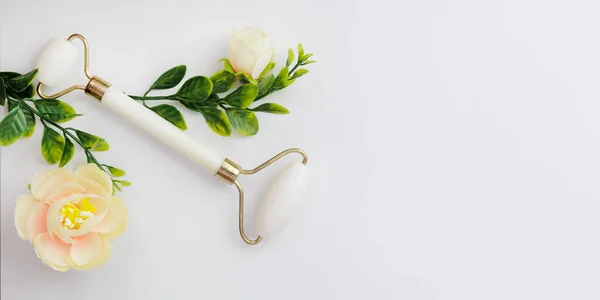 Białe Narzędzie Masażu Twarzy Kwiaty Białym Tle Miejsca Kopiowania — Zdjęcie stockowe