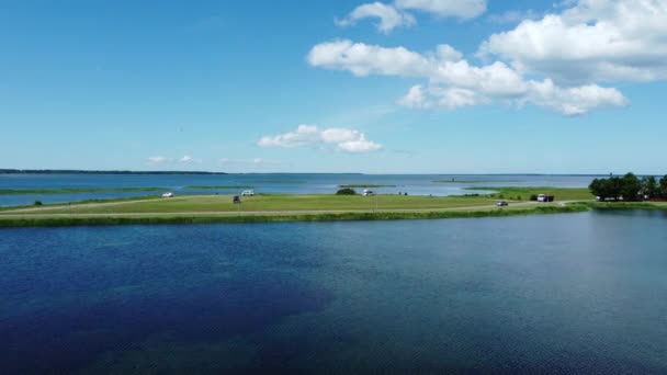Luchtfoto Van Eiland Met Busje Aan Zee — Stockvideo