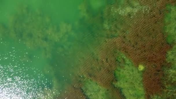 Αεροφωτογραφία Του Νερού Της Λίμνης Κίνηση Της Θάλασσας Αντανακλάσεις Του — Αρχείο Βίντεο