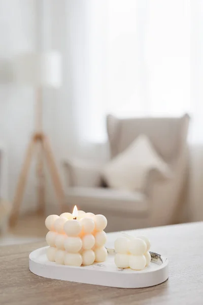 手作りの白いローソクと家のテーブルの上のスペースをコピー — ストック写真