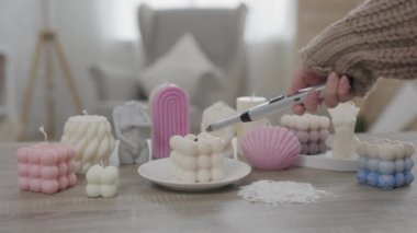 El yapımı mumlar, kadın eli çakmakla yakılan mücevherli mumlar. 