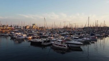 İspanya, Alicante limanında güzel günbatımı manzarası, tekneler ve yatlar. 