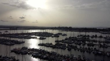 Limanda yatları ve Torrevieja şehriyle güzel bir gün batımı.