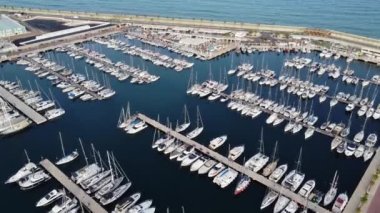 İspanya 'nın Torrevieja limanındaki tekne ve yatların hava görüntüsü