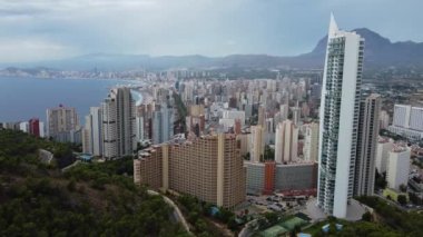 Benidorm, İspanya 'daki tırpanların ve otellerin güzel hava manzarası