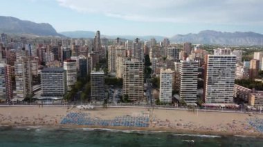 Yaz tatili, tatil ve seyahat konsepti - Benidorm, İspanya 'daki sahil gezisi, dağlar ve tırpanların havadan görünüşü