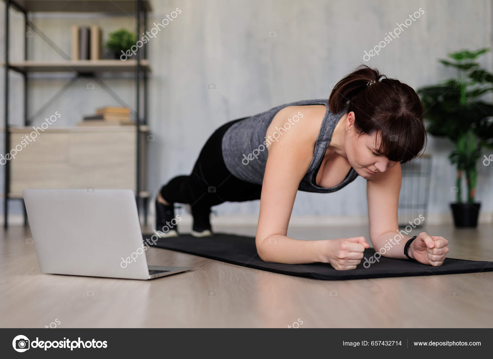 Молодая Женщина Смотрит Онлайн Тренировки Ноутбуке Делает.