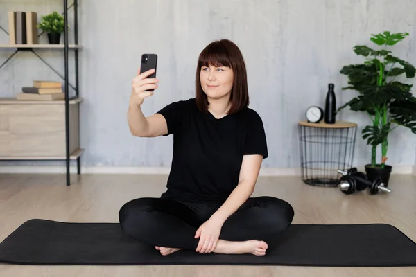 Concepto Deporte Internet Joven Hermosa Mujer Sentada Una Esterilla Yoga —  Fotos de Stock