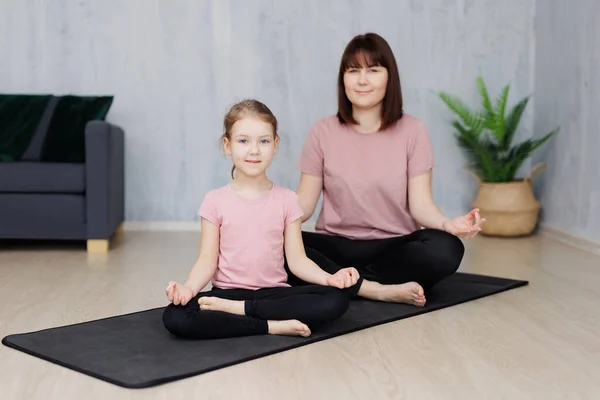 Aile Spor Yoga Meditasyon Rahatlama Konsepti Evde Birlikte Yoga Yapan — Stok fotoğraf