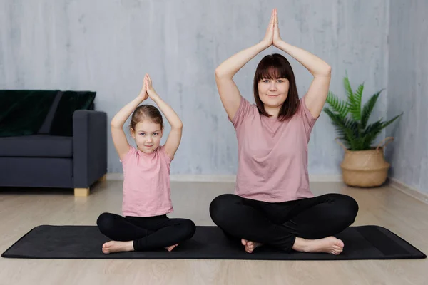 Genç Anne Küçük Kızı Evdeki Oturma Odasında Yoga Yapıyorlar — Stok fotoğraf