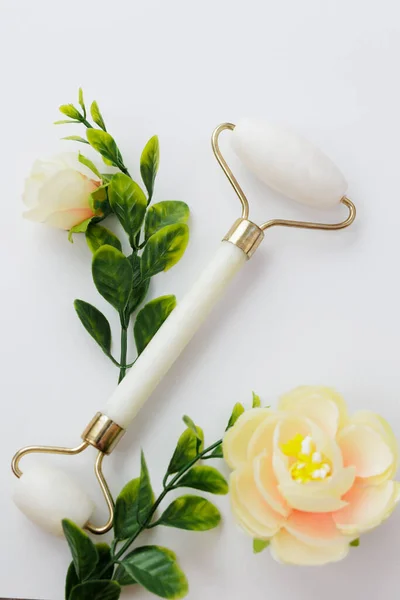Wałek Masażu Twarzy Białym Tle Roślin Kwiatów — Zdjęcie stockowe