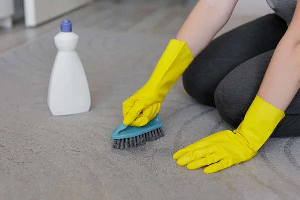 Close Mulher Luvas Amarelas Tapete Limpeza Com Escova Casa — Fotografia de Stock
