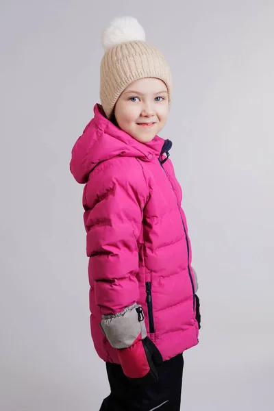 Portret Van Lachend Klein Meisje Winter Dragen Grijze Achtergrond — Stockfoto