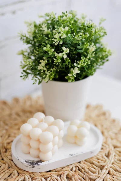 Bílé Svíčky Stojanu Rostlinou Květináči Podložce Stolu — Stock fotografie