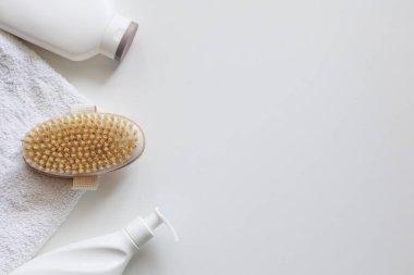 Krem, havlu ve fırça üst görünümü telif alanı ile kuru masaj için