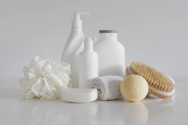 配以浴具 化妆品瓶 按摩刷 肥皂及毛巾海绵的组合品 — 图库照片