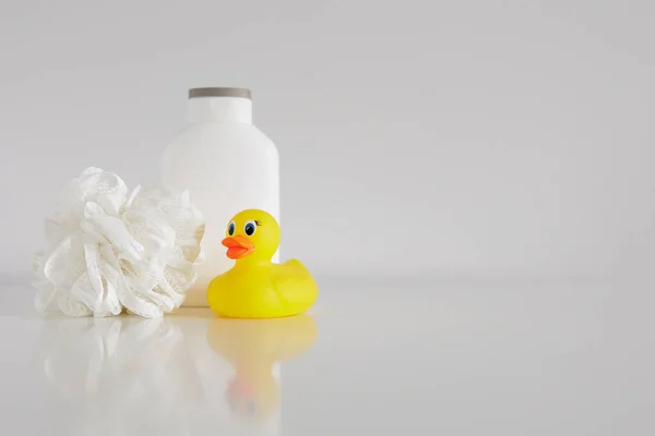 Badekonzept Schwamm Duschgel Und Gelbe Ente Auf Weißem Tisch Mit — Stockfoto