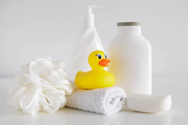 洗浴概念 白桌上的海绵 毛巾和黄鸭 — 图库照片