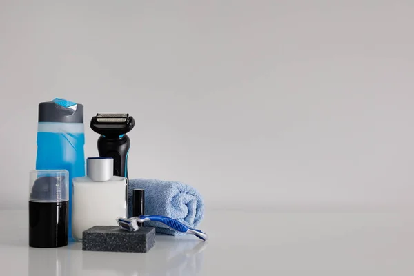 Produtos Higiene Pessoal Homens Diferentes Fundo Branco Com Copyspace — Fotografia de Stock