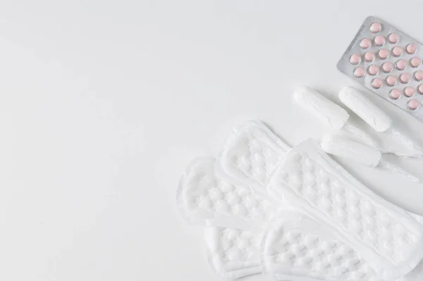 Tampons Hygiéniques Féminins Tampons Pilules Sur Fond Blanc — Photo