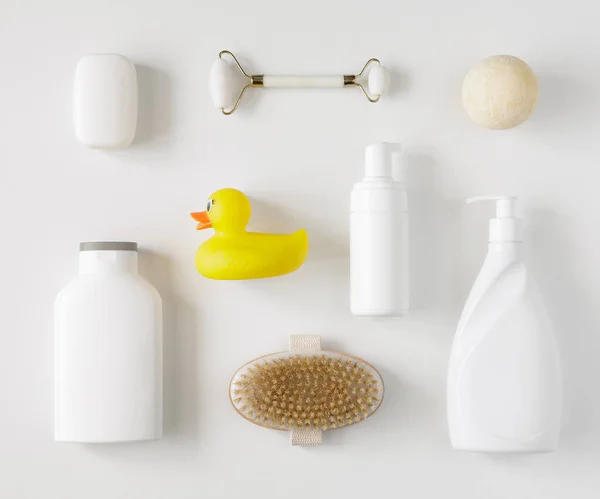 白い背景に黄色のアヒルと女性の個人衛生製品のフラットレイ — ストック写真