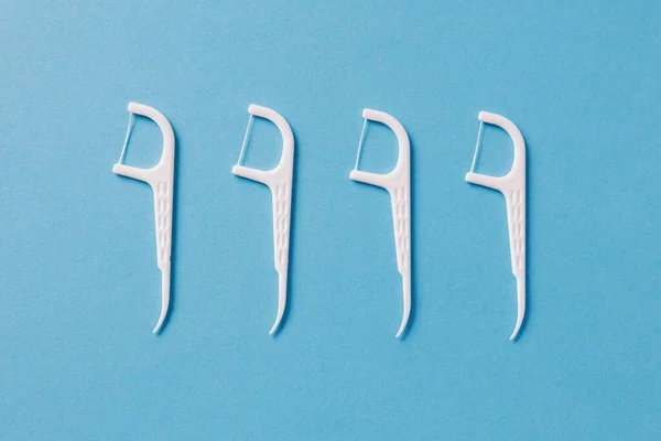 Set Mondadientes Dentales Blancos Con Hilo Dental Sobre Fondo Azul — Foto de Stock