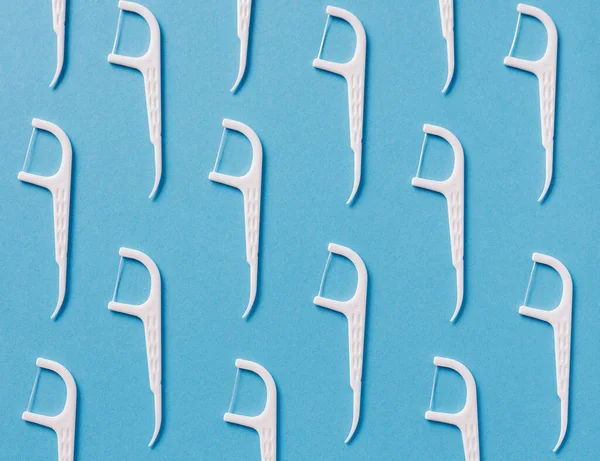 Узор Белой Зубной Нити Пластиковой Зубочисткой Синем Фоне — стоковое фото
