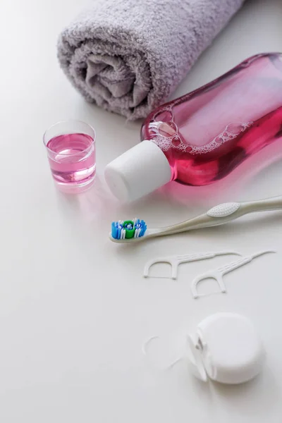 Lavagem Bucal Outros Produtos Higiene Oral Sobre Fundo Branco — Fotografia de Stock