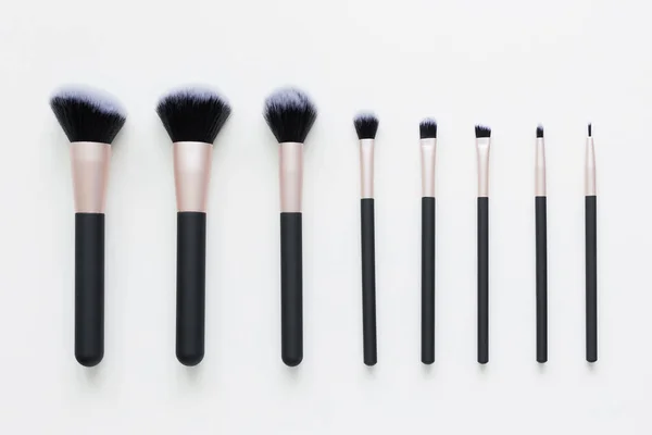 Conjunto Diferentes Pinceles Maquillaje Sobre Fondo Blanco —  Fotos de Stock
