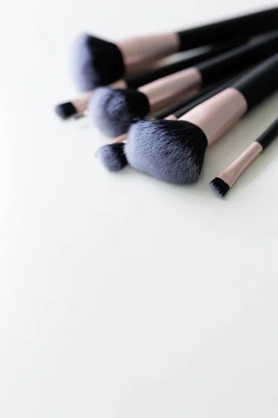 Primer Plano Maquillaje Pinceles Sobre Fondo Blanco Con Espacio Copia —  Fotos de Stock