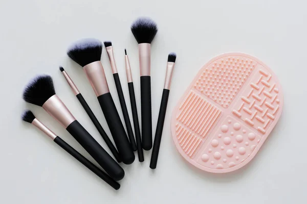 Conjunto Cepillos Maquillaje Limpiador Silicona Sobre Fondo Blanco —  Fotos de Stock
