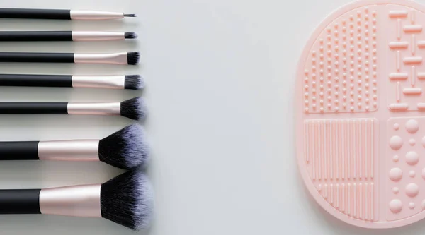 Beyaz Arkaplanda Makyaj Fırçaları Silikon Temizleyici — Stok fotoğraf