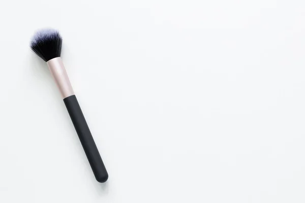 Primer Plano Maquillaje Cepillo Sobre Fondo Blanco Con Espacio Copia —  Fotos de Stock